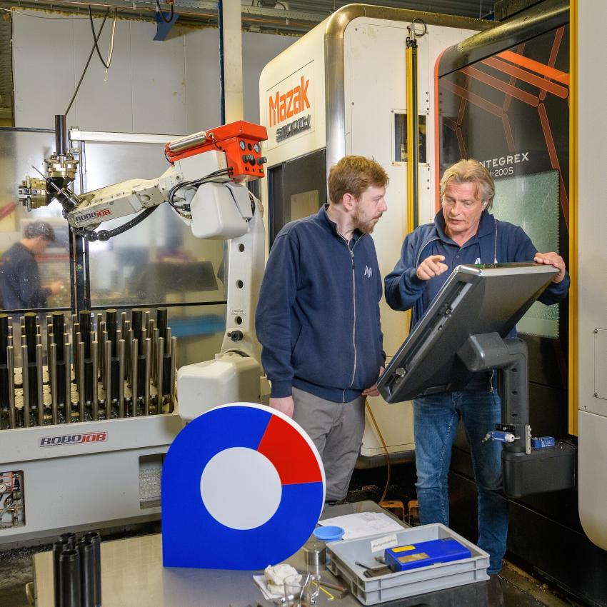 Werkgever legt leerling wat uit in werkplaats