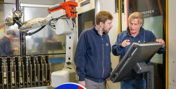 Werkgever legt leerling wat uit in werkplaats